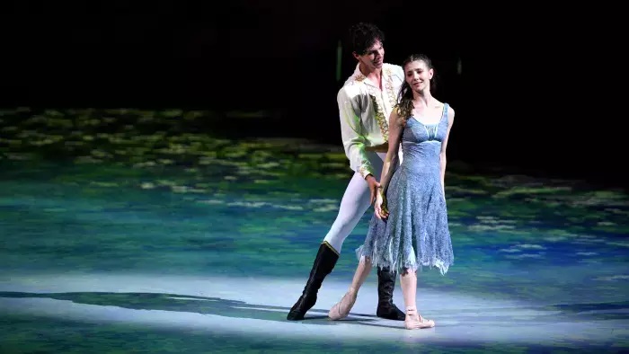 Popelka (Alina Cojocaru, Isaac Hernandez). Foto: Laurent Liotardo.