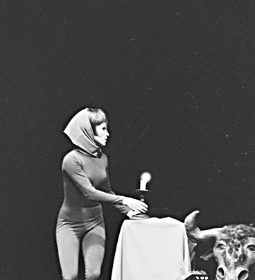 Knoflík 1968 (L. Kovářová). Foto: Vilém Sochůrek, Divadelní ústav.