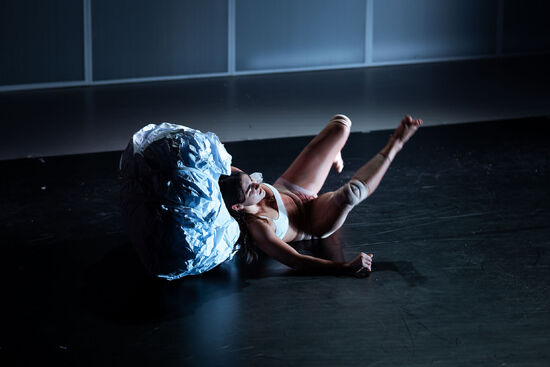 Rukojmí. Invisible IV. Adriana Štefaňáková. Foto: Romana Kovacs. 