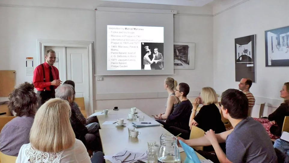 Pantomimická konference - přednáška Francouzské vlivy na českou pantomimu - Alexej Byček. Foto: Archiv Mime Clubu