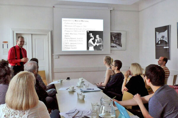 Pantomimická konference - přednáška Francouzské vlivy na českou pantomimu - Alexej Byček. Foto: Archiv Mime Clubu