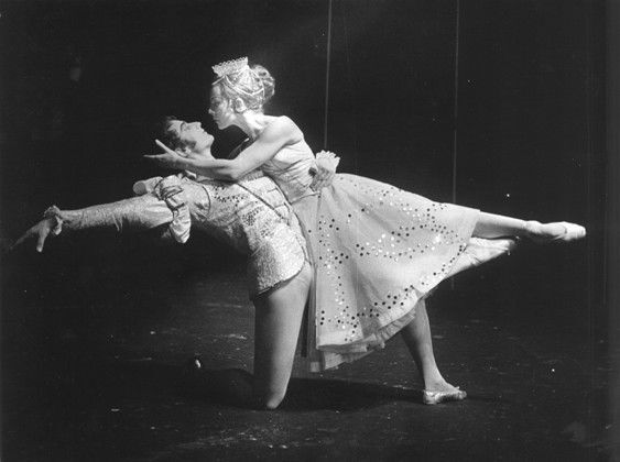Hana Šarounová (Popelka) a Richard Böhm (Princ) v baletu Popelka (1971). Zdroj Archiv Národní divadlo moravskoslezské.
