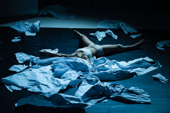 Rukojmí. Invisible IV. Adriana Štefaňáková. Foto: Romana Kovacs. 