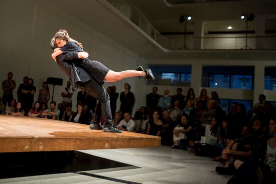 Tentative approaches to a point of suspension (Yoann Bourgeois a Marie Vaudin). Foto: Vojtěch Brtnický.