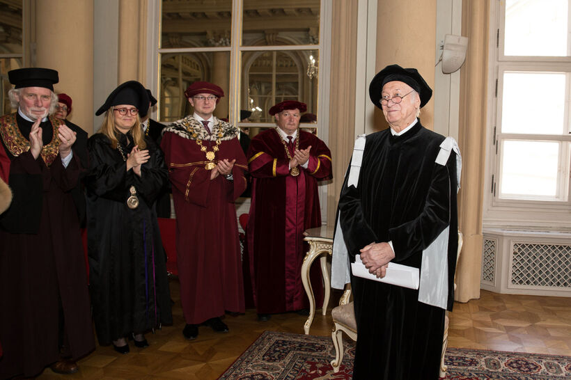 Milan Sládek při přebírání čestného doktorátu. Foto: archív VŠMU.