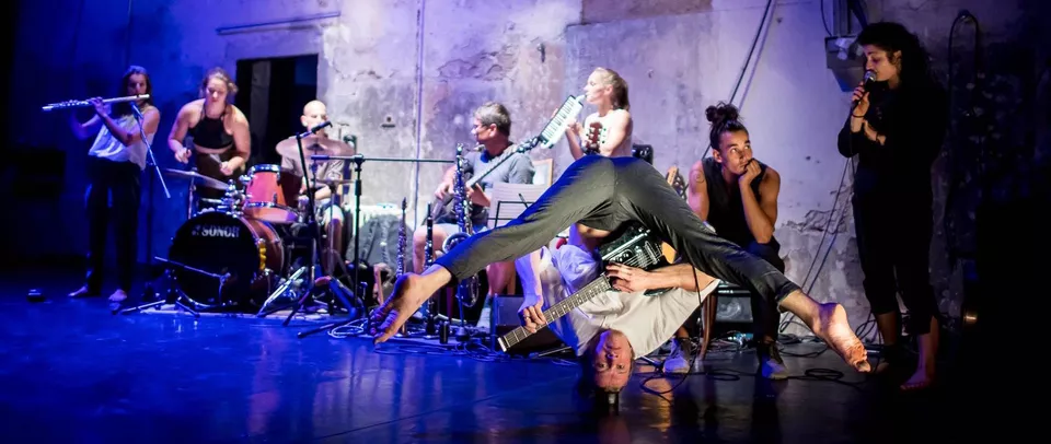 
Kolaborace (Alžběta Tichá, Eva Stará, Jakub Koláček, Tomáš Jirák, Karolína Křížková, Jan Jirák, Sebastian Krefeld, Marica Marinoni). Foto: Vojtěch Brtnický.