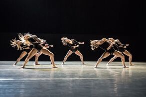 Žena za kultem. Foto: archiv DEKKADANCERS.