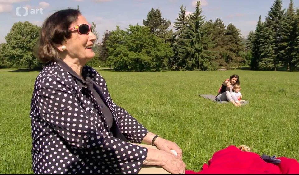 prof. Božena Brodská s vnučkou Bárou a pravnukem Albertem. Foto: Z dokumentu ČT Legenda Bíba Brodská.