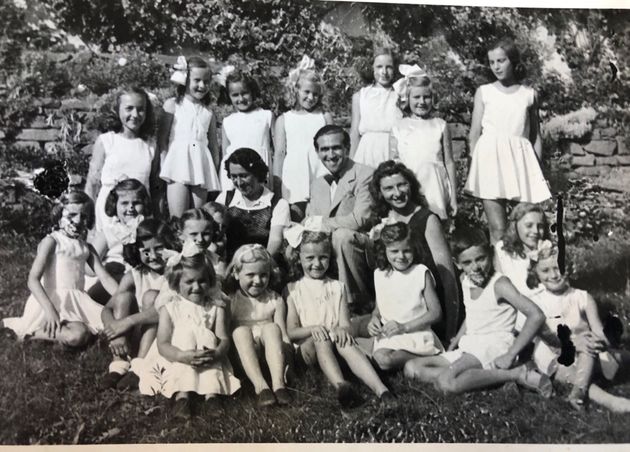 Žáci Soukromé baletní školy I. V. Psoty před vilou Tugendhat. Uprostřed zleva Ljubov Kvasnicová – Psotová, I. V. Psota, Olga Kvasnicová, r. 1947. Foto: soukr. arch.