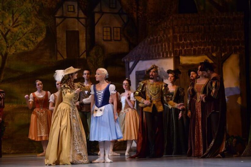 Giselle – Julia Geyst (Bathilde), Michaela Gupfinger (Giselle), Vyačeslav Pleškov (Kníže z Courlandu), Foto: SD Ústí nad Labem