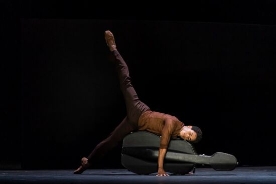 The Cellist (Marcellino Sambé). Foto: The Royal Ballet/ Bill Cooper.