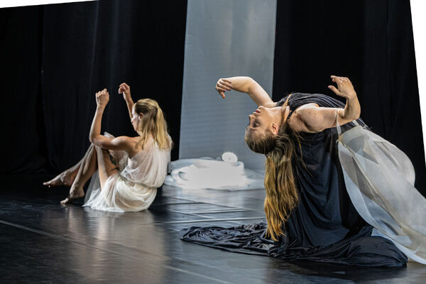 IDENTITY. Hana Gallinová a Klára Uhlířová. Foto: Mila Vašíčková.