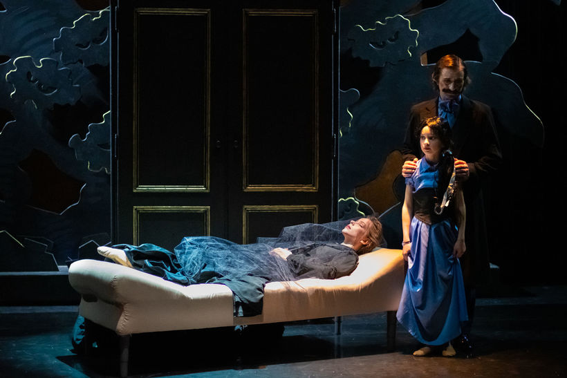 Snow White (Afroditi Vasilakopoulou, Viktorie Písařová, Miroslav Hradil). Photo: Martina Root.