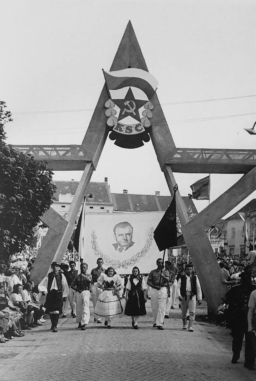 Zahajovací průvod strážnických slavností, 1952. Zdroj: EÚ AV ČR, v. v. i., archiv (SVI), fond Dokumentace českého folklórního hnutí 1950-1970; ČTK.