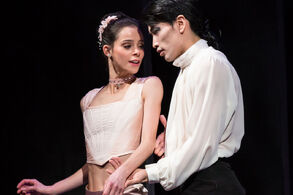 Nebezpečné známosti. Koki Nishioka (Valmont), Beatriz Fernandez Moreno (Cecílie de Volanges). Foto Anna Rasmussen.