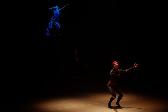 AND. Dekkadancers: Natálie Metodijeva a  Albert Kaše. Foto: Lukáš Bíba. 