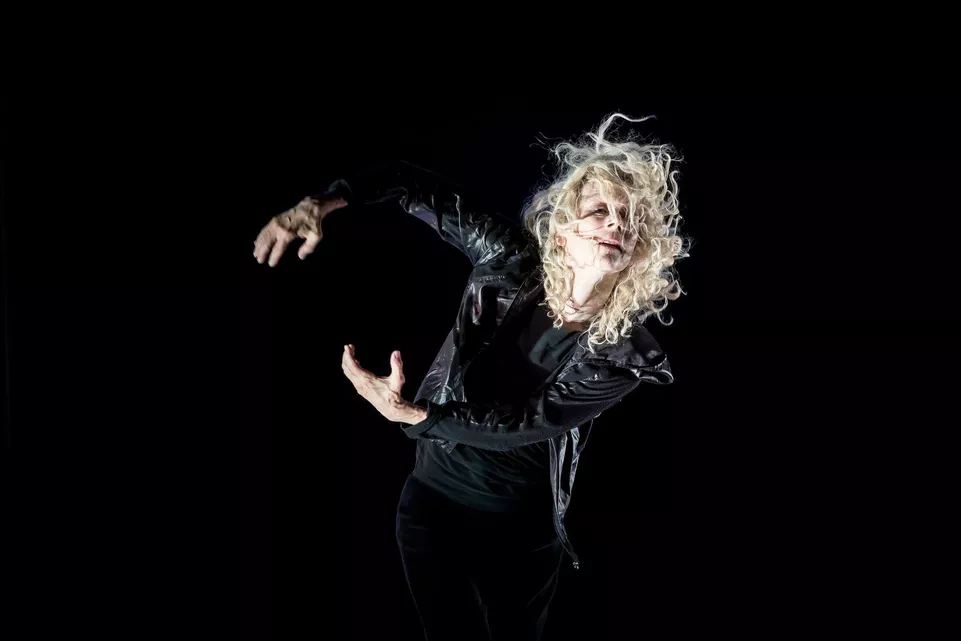 Louise Lecavalier v sóle Stations. Foto: Vojtěch Brtnický.
