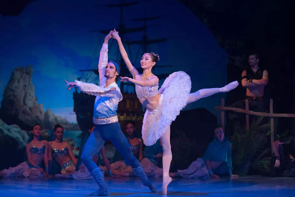 Korzár (Gaëtan Pires, Mami Hagihara). Foto: Irena Štěrbová.