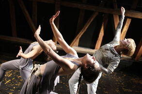 Písečné ženy v trávě