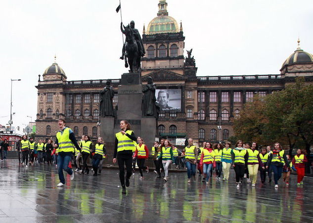 Výchova tancem: flashmob na Václavském náměstí připomněl Den bezpečnosti