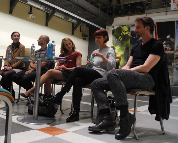 Diskuze (zleva Valeriya Žáčková, Jan Malík, Lucie Hayashi, Lucie Dercsényiová, Václav Kuneš). Foto: Pavel Vágai.