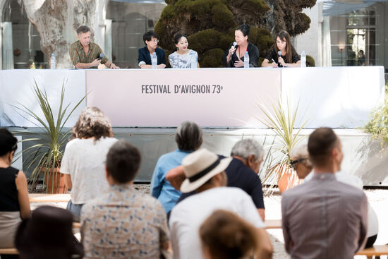 Jana Svobodová a Wen Hui na tiskové konferenci k představení Obyčejní lidé v Avignonu (červenec 2019). Foto: Jakub Hrab.