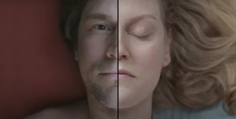 Umělec v hladovění v dobách C. (Roman Horák, Olga Seehafer). Foto z videa.