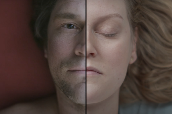 Umělec v hladovění v dobách C. (Roman Horák, Olga Seehafer). Foto z videa.