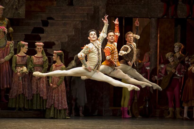 Federico Bonelli as Romeo, Alexander Campbell as Mercutio and Dawid Trzensimiech as Benvolio. Foto: Bill Cooper.