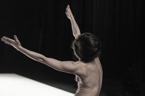 Yasmine Hugonnet: Le Recital des Postures. Foto Anne Laure Lechat.