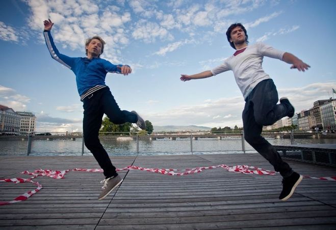 Tanec Praha pokračuje: Duet tanečníků, kteří pocházejí z Maďarska, ale každý vyrostl na opačné polokouli, a francouzský žonglér o NDE