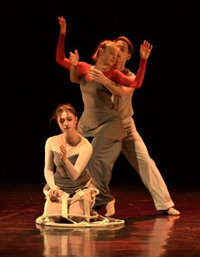 Místo na zemi. V kleci. Bohemia balet. Anna Tkadlčíková, Luisa Brychcínová a Matěj Šimůnek. Foto Ivo Dankovič. 