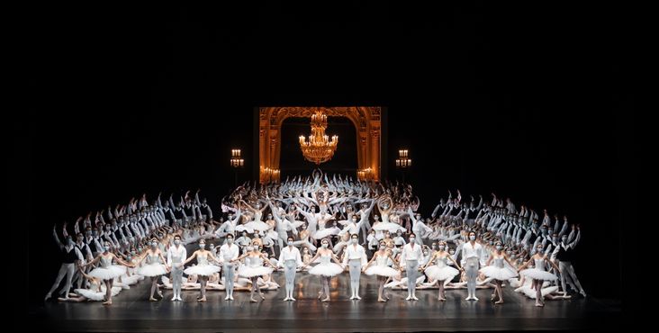 Grand défilé du corps de ballet. Foto: Julien Benhamou.