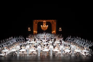 Grand défilé du corps de ballet. Foto: Julien Benhamou.