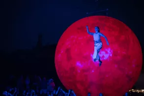 Osm zářících planet, akrobacie, obří loutky. V novém imerzivním projektu Mezi světy souboru V.O.S.A. Theatre cestují návštěvníci sluneční soustavou