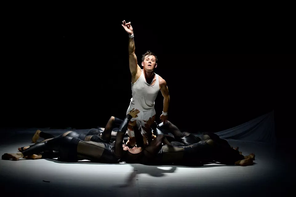 Heroes (Radim Vizváry a  Losers Cirque Company).
