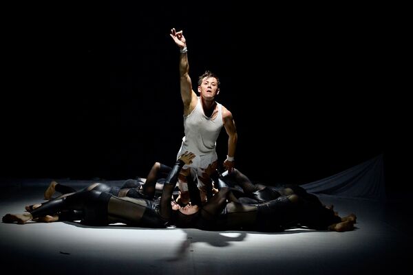 Heroes (Radim Vizváry a  Losers Cirque Company).