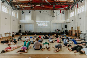 Vnitřní řeč jako jevištní gesto v okamžité kompozici (Inner Speech as a Stage Gesture in Instant Composition). Lisa Nelson workshop. Foto: Tereza Jakoubková. 
