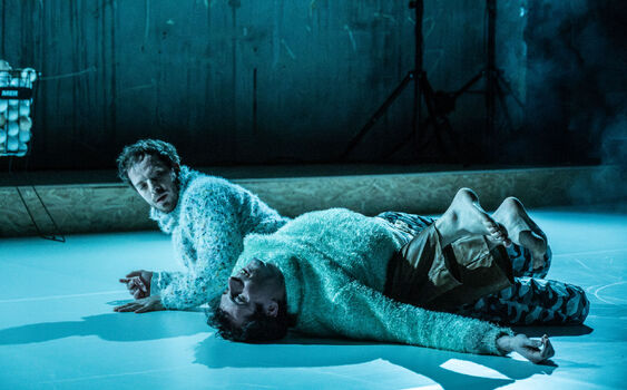 Ve Flotsam and Jetsam dvojice performerů odvážně brázdí vody absurdity