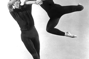 Betty Jones and Fritz Ludin v choreografii José Limóna The Winged (1966) Philip A. Biscuti, Courtesy Jacob's Pillow. Zdroj www.dancemagazine.com.