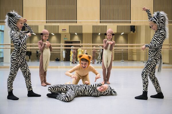 Baletní přípravka Národního divadla. Foto Serghei Gherciu.