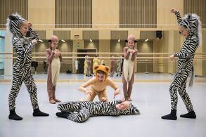 Baletní přípravka Národního divadla. Foto Serghei Gherciu.