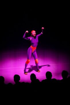 AND. Dekkadancers: Natálie Metodijeva. Foto: Lukáš Bíba. 