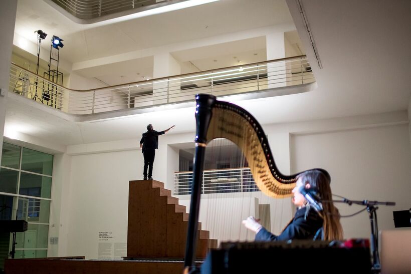 Tentative approaches to a point of suspension (Yoann Bourgeois). Foto: Vojtěch Brtnický.