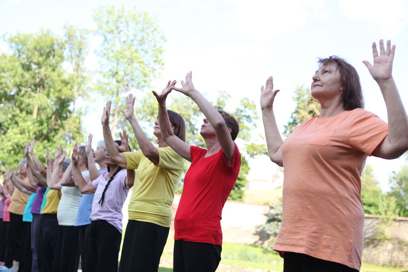 Galit Liss: I am Here (performed by women of Žďár and Israel). Source: KoresponDance.