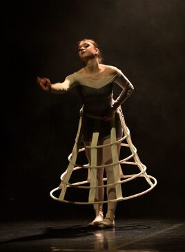 Místo na zemi. V kleci. Bohemia balet. Anna Tkadlčíková. Foto Ivo Dankovič. 