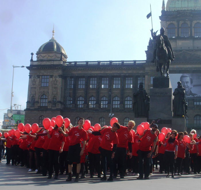 Taneční happening na Václavském náměstí připomněl v neděli památku Václava Havla