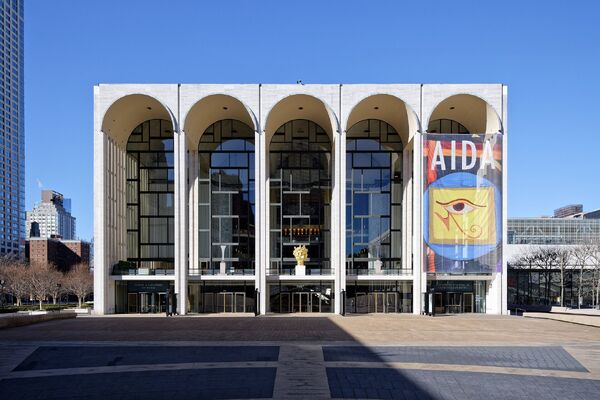 Metropolitní opera (The Metropolitan Opera House) v Lincoln Center, New York. Zdroj Wikimedia Commons.