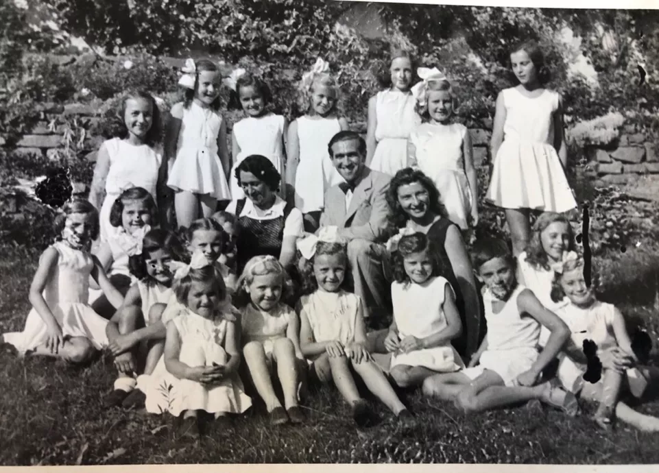 Žáci Soukromé baletní školy I. V. Psoty před vilou Tugendhat. Uprostřed zleva Ljubov Kvasnicová – Psotová, I. V. Psota, Olga Kvasnicová, r. 1947. Foto: soukr. arch.
