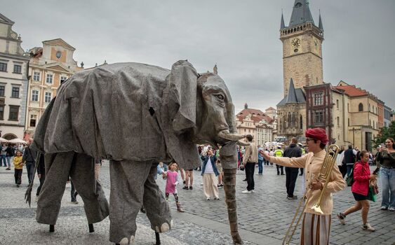 Kolik svobody unese pouliční divadlo? Festival Za dveřmi letos obratně manévroval na velmi širokém poli